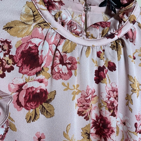 Express floral blouse with ruffles on cap sleeves. Size M. - Picture 3 of 8